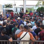 Migrantes se reúnen este domingo en una de las principales plazas en la ciudad de Tapachula en el estado de Chiapas (México). EFE/Juan Manuel Blanco