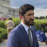 El legislador demócrata estadounidense Greg Casar habla con la prensa en Washington (EEUU). Archivo. EFE/ Octavio Guzmán