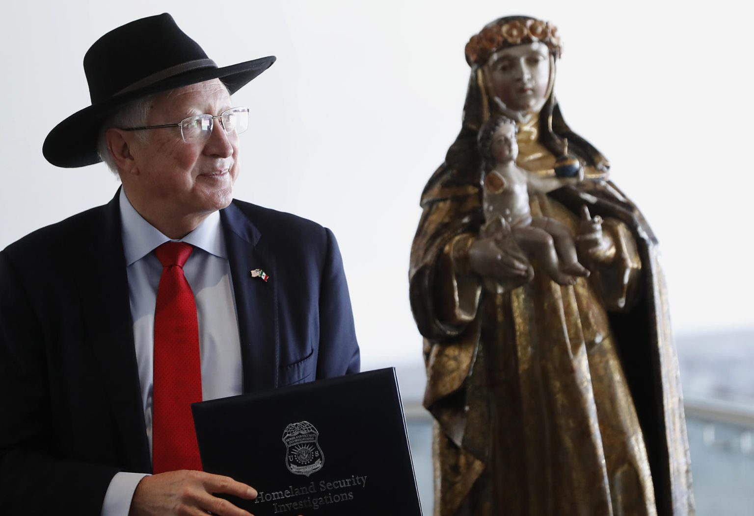 El embajador de Estados Unidos en México, Ken Salazar participa durante un acto prtocolario este miércoles, en el Templo Mayor de la Ciudad de México (México). EFE/ Mario Guzmán