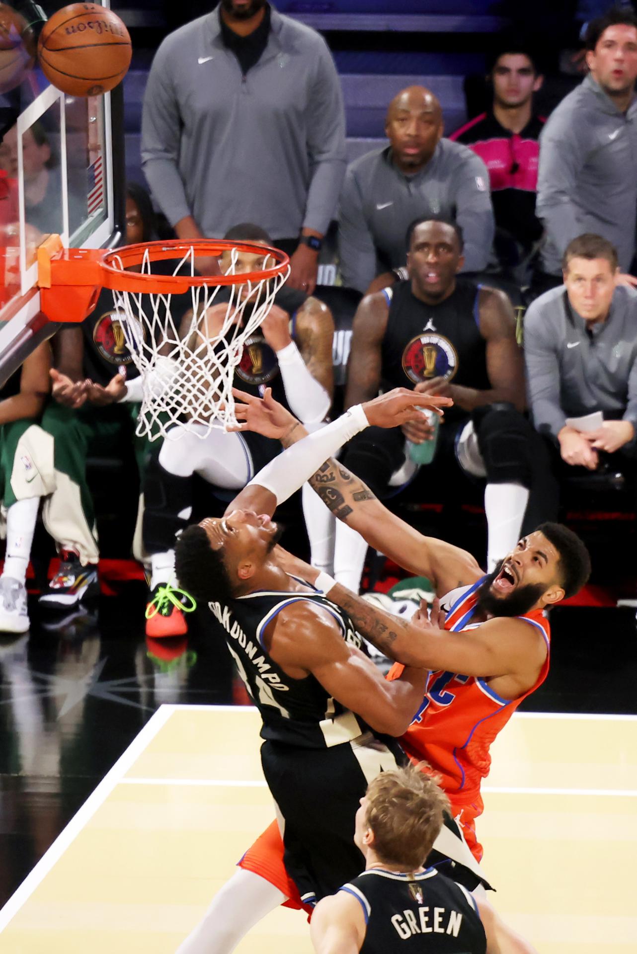 El ala-pívot de Milwaukee Bucks, Giannis Antetokounmpo (i), y el ala-pívot de Oklahoma City Thunder, Kenrich Williams, disputan el balón bajo la red durante la disputa en Las Vegas de la Copa de la NBA.EFE/EPA/RONDA CHURCHILL SHUTTERSTOCK
