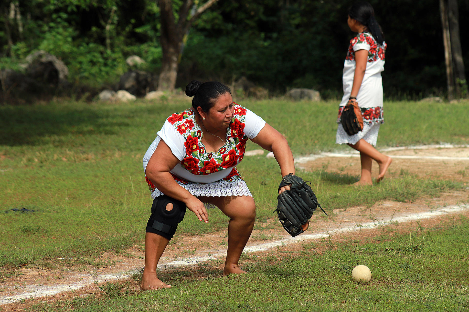 Jugadoras del equipo Diablillas Mestizas de Hondzonot, participan en un juego de sóftbol el 20 de diciembre de 2024, en la zona maya del municipio de Tulum, en Quintana Roo (México). EFE/ Lourdes Cruz
