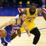 Fotografía de archivo en la que se registró al base estrella de los Warriors de Golden State, Stephen Curry (i), al intentar superar la marca del alero estrella de los Laker de Los Ángeles, LeBron James (d), durante un partido de la NBA, en el coliseo Chase Center de San Francisco (CA, EE.UU.). EFE/RossCameron