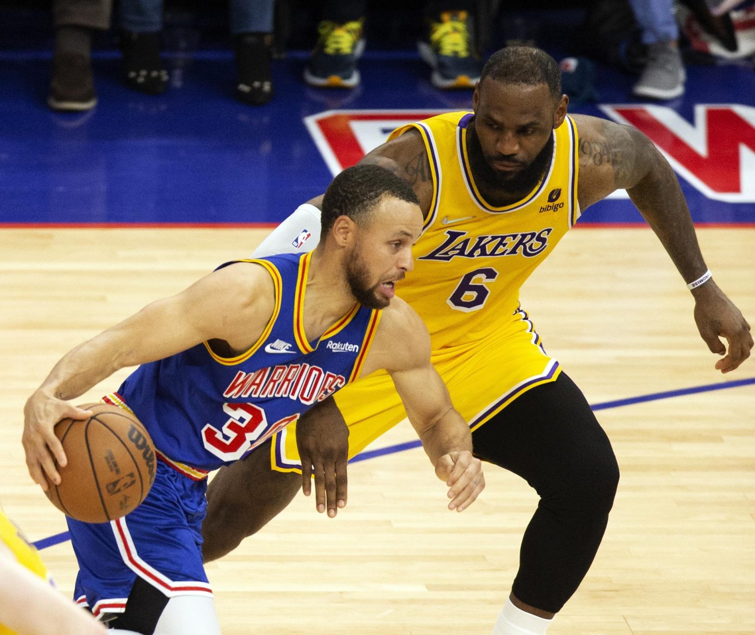 Fotografía de archivo en la que se registró al base estrella de los Warriors de Golden State, Stephen Curry (i), al intentar superar la marca del alero estrella de los Laker de Los Ángeles, LeBron James (d), durante un partido de la NBA, en el coliseo Chase Center de San Francisco (CA, EE.UU.). EFE/RossCameron