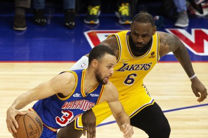 Fotografía de archivo en la que se registró al base estrella de los Warriors de Golden State, Stephen Curry (i), al intentar superar la marca del alero estrella de los Laker de Los Ángeles, LeBron James (d), durante un partido de la NBA, en el coliseo Chase Center de San Francisco (CA, EE.UU.). EFE/RossCameron