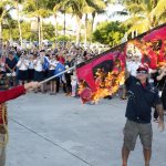 Fotografía cedida por la Oficina de Noticias de los Cayos de Florida donde aparecen Jai Somers (i) sosteniendo una bandera de advertencia de huracán incendiada y Paul Menta (d) rociándola con ron para marcar el final de la temporada de huracanes, este sábado en Cayo Hueso (Estados Unidos).EFE/ Carol Tedesco / Oficina de Noticias de los Cayos de Florida / SOLO USO EDITORIAL/ SOLO DISPONIBLE PARA ILUSTRAR LA NOTICIA QUE ACOMPAÑA (CRÉDITO OBLIGATORIO)