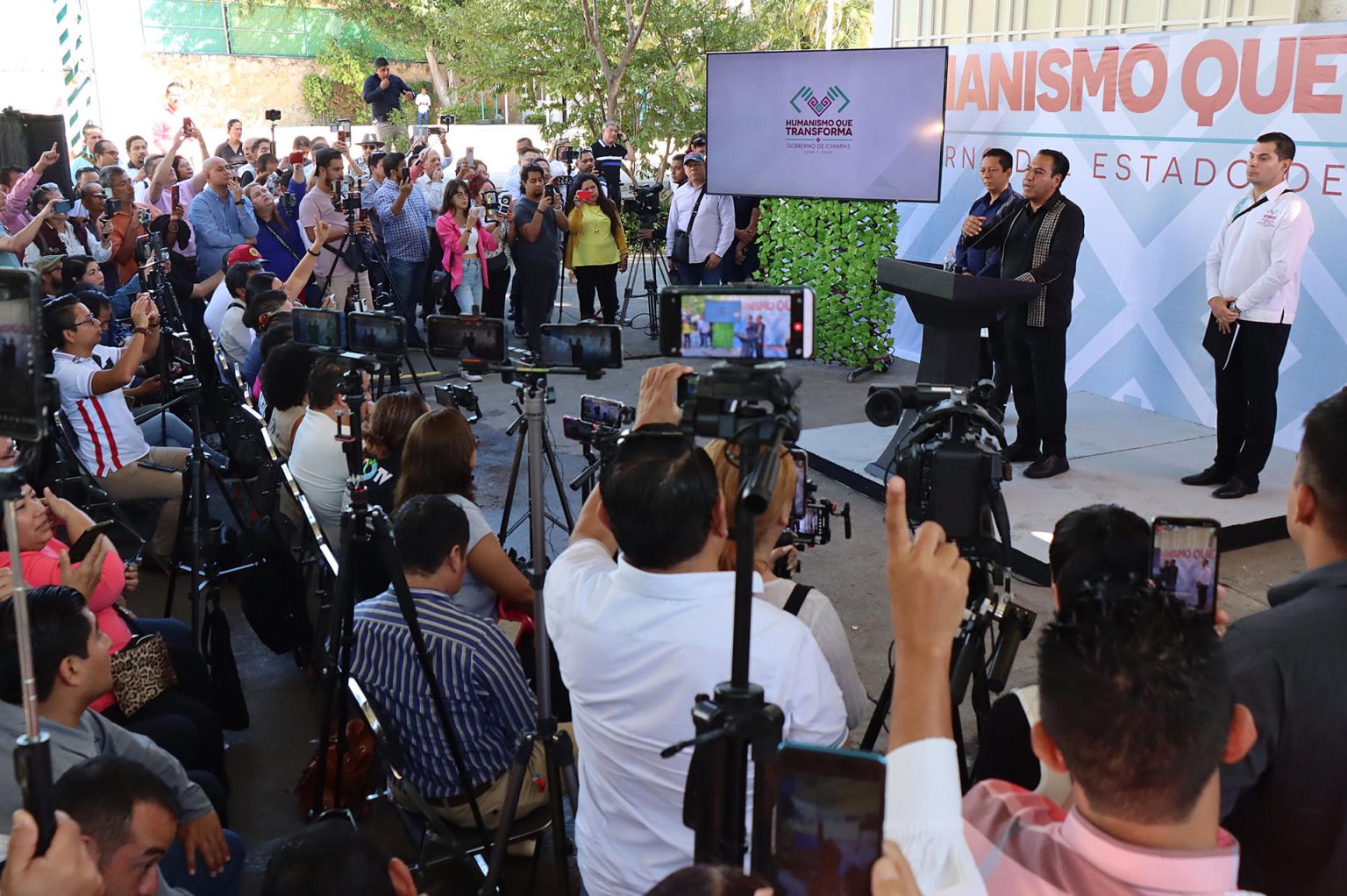 El gobernador de Chiapas, Eduardo Ramírez Aguilar (c) habla durante una rueda de prensa este lunes, en la ciudad de Tuxtla Gutiérrez en Chiapas (México). EFE/ Carlos López