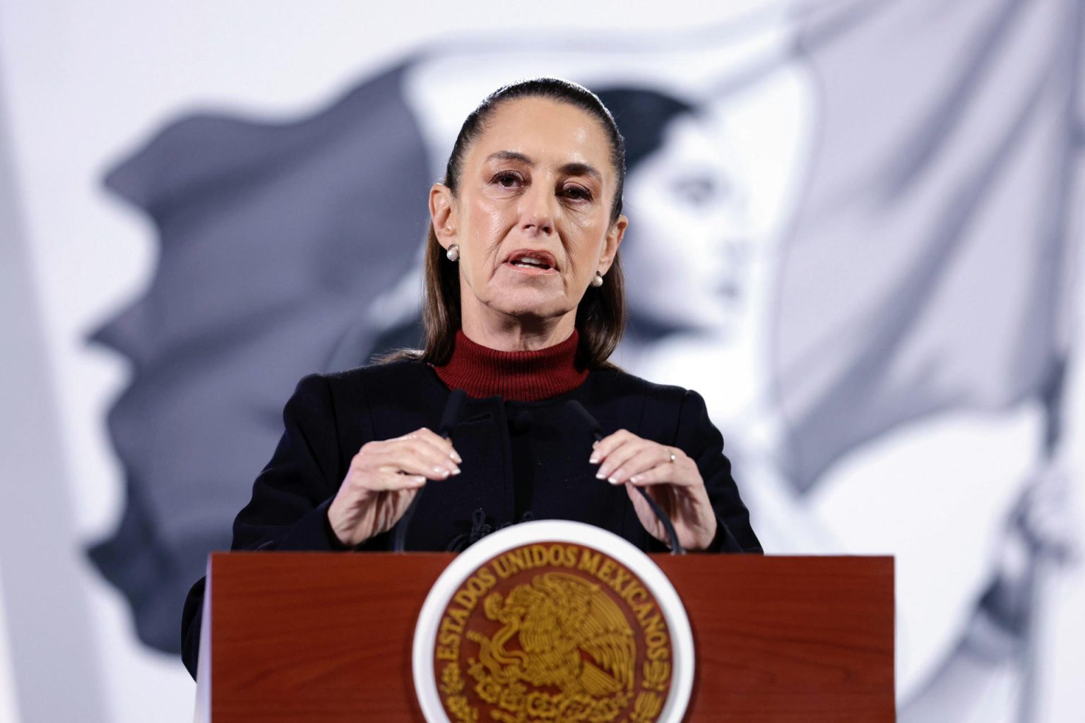 La presidenta de México, Claudia Sheinbaum, habla durante una rueda de prensa este lunes, en el Palacio Nacional de la Ciudad de México (México). EFE/ Sáshenka Gutiérrez