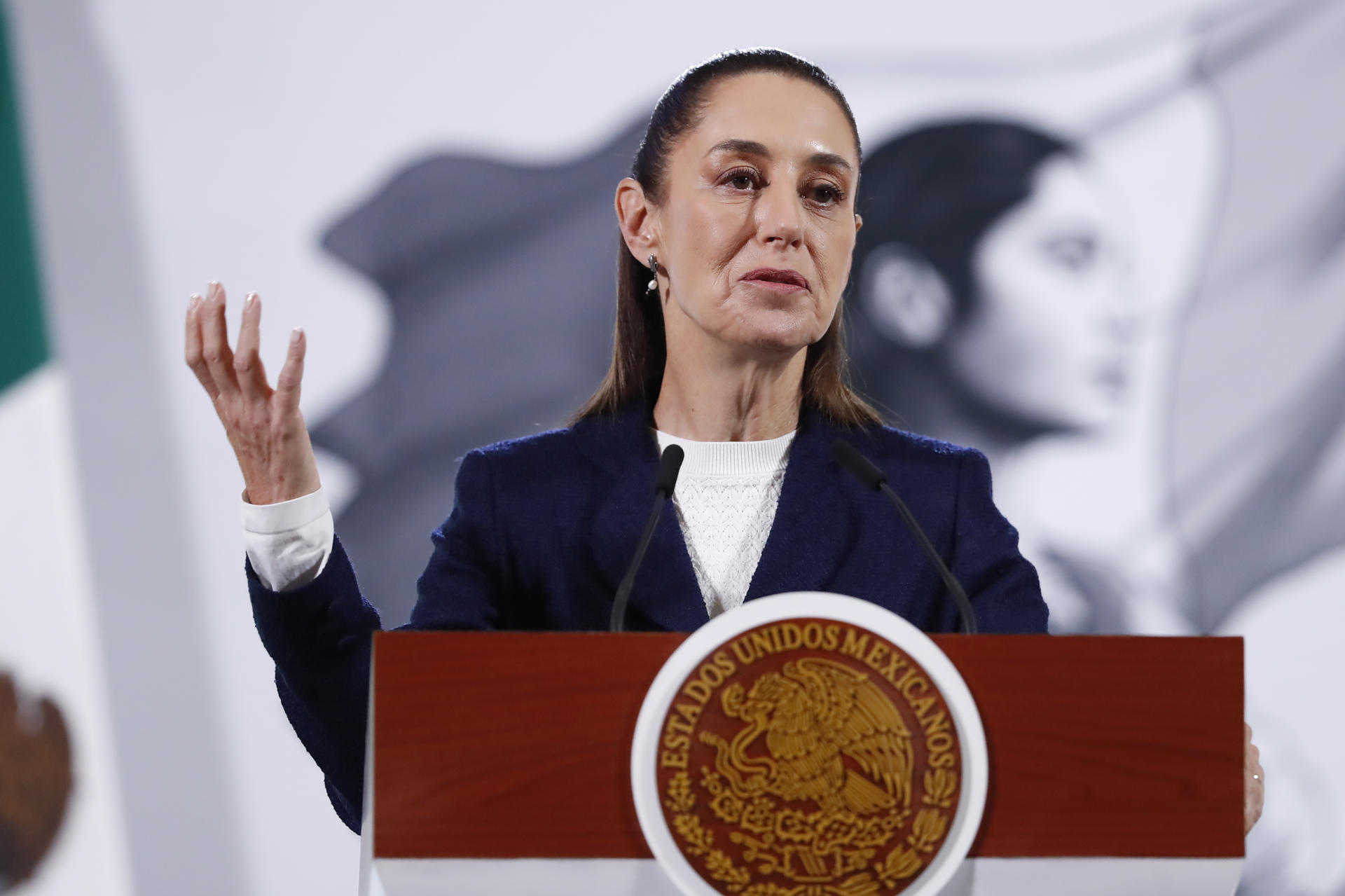 La presidenta de México, Claudia Sheinbaum, habla durante una rueda de prensa este viernes, en Palacio Nacional de la Ciudad de México (México). EFE/Mario Guzmán
