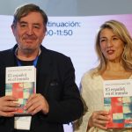 La vicepresidenta segunda de España y ministra de Trabajo y Economía Social, Yolanda Díaz (d), y el director del Instituto Cervantes, Luis García Montero posan durante la presentación del ‘Anuario del Instituto Cervantes 2024: El Español en el Mundo’ este jueves, en la Feria Internacional del Libro (FIL) en Guadalaja (México). EFE/ Francisco Guasco