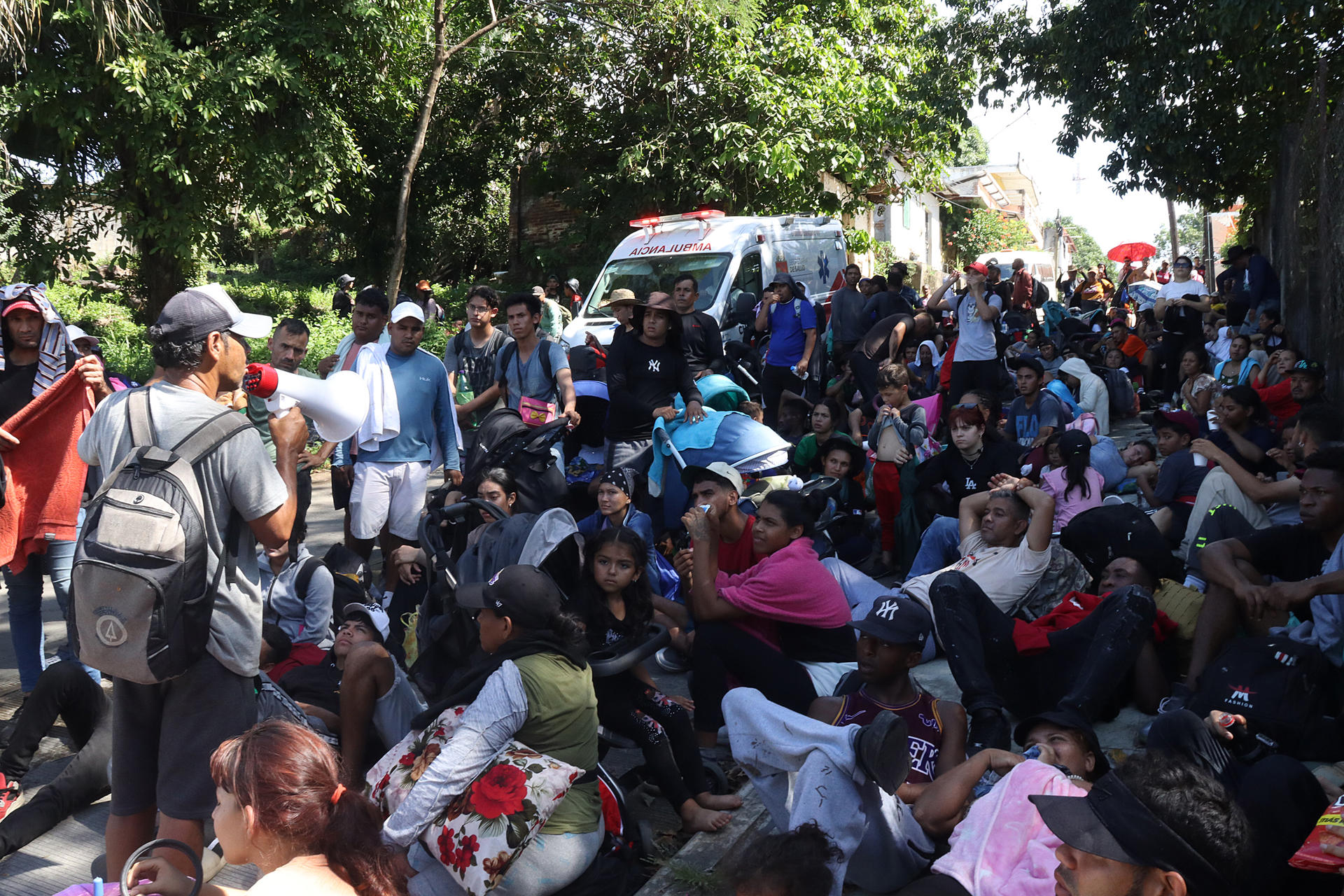 Migrantes descansan sobre una vía este martes, en el municipio de Huixtla en el estado de Chiapas (México). EFE/Juan Manuel Blanco
