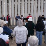 Líderes religiosos, activistas proinmigrantes y varias personas participan en la 'Posada sin Fronteras', la tradición de escenificar el viaje a Belén este sábado, en la frontera de San Ysidro, en San Diego, California (Estados Unidos). EFE/ Manuel Ocaño