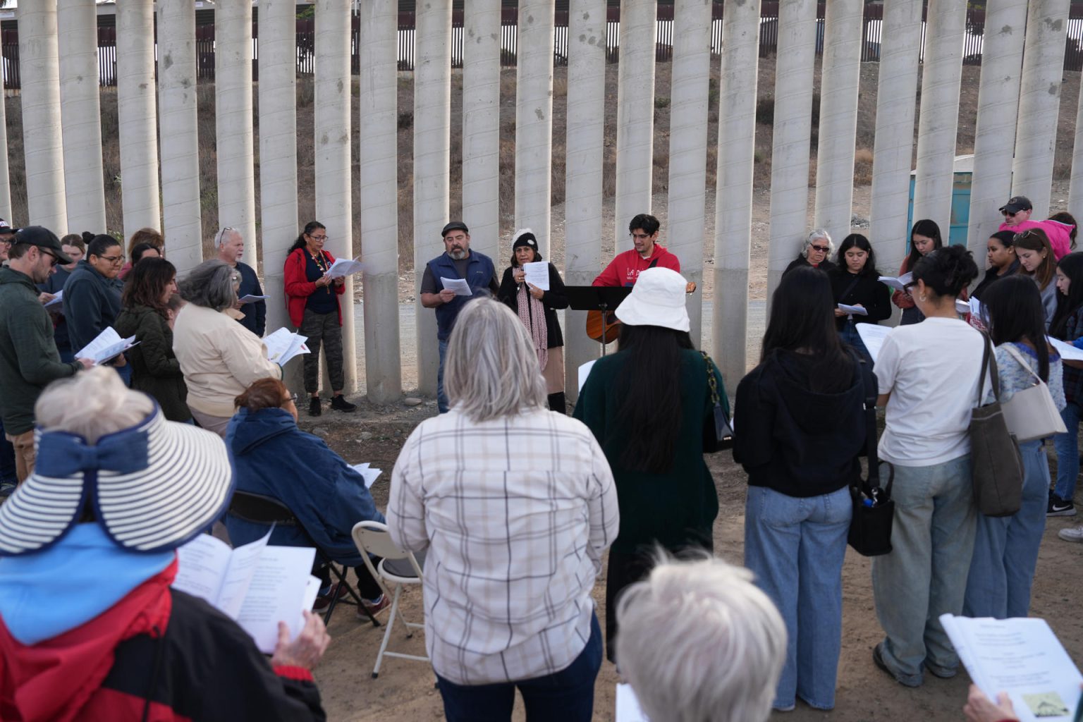 Líderes religiosos, activistas proinmigrantes y varias personas participan en la 'Posada sin Fronteras', la tradición de escenificar el viaje a Belén este sábado, en la frontera de San Ysidro, en San Diego, California (Estados Unidos). EFE/ Manuel Ocaño