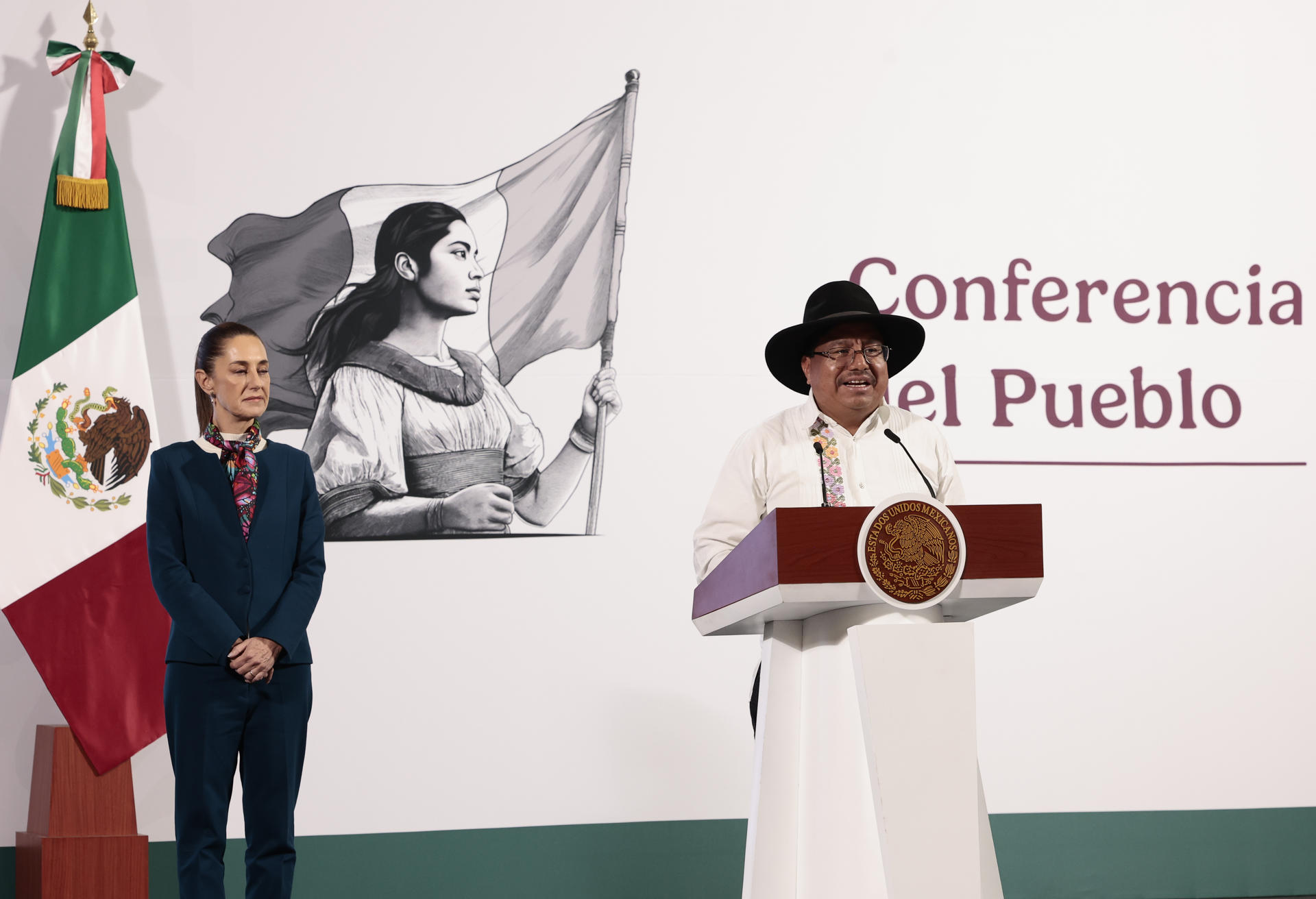 El director general del Instituto Nacional de Pueblos Indigenas, Adelfo Regino, habla durante la conferencia de prensa matutina de la presidenta de México Claudia Sheinbaum este martes, en el Palacio Nacional de la Ciudad de México (México). EFE/José Méndez
