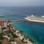 Fotografía de archivo tomada con dron que muestra el crucero Advendure of the Seas, a su llegada a la isla de Cozumel en Quintana Roo (México). EFE/Heyder Castillo