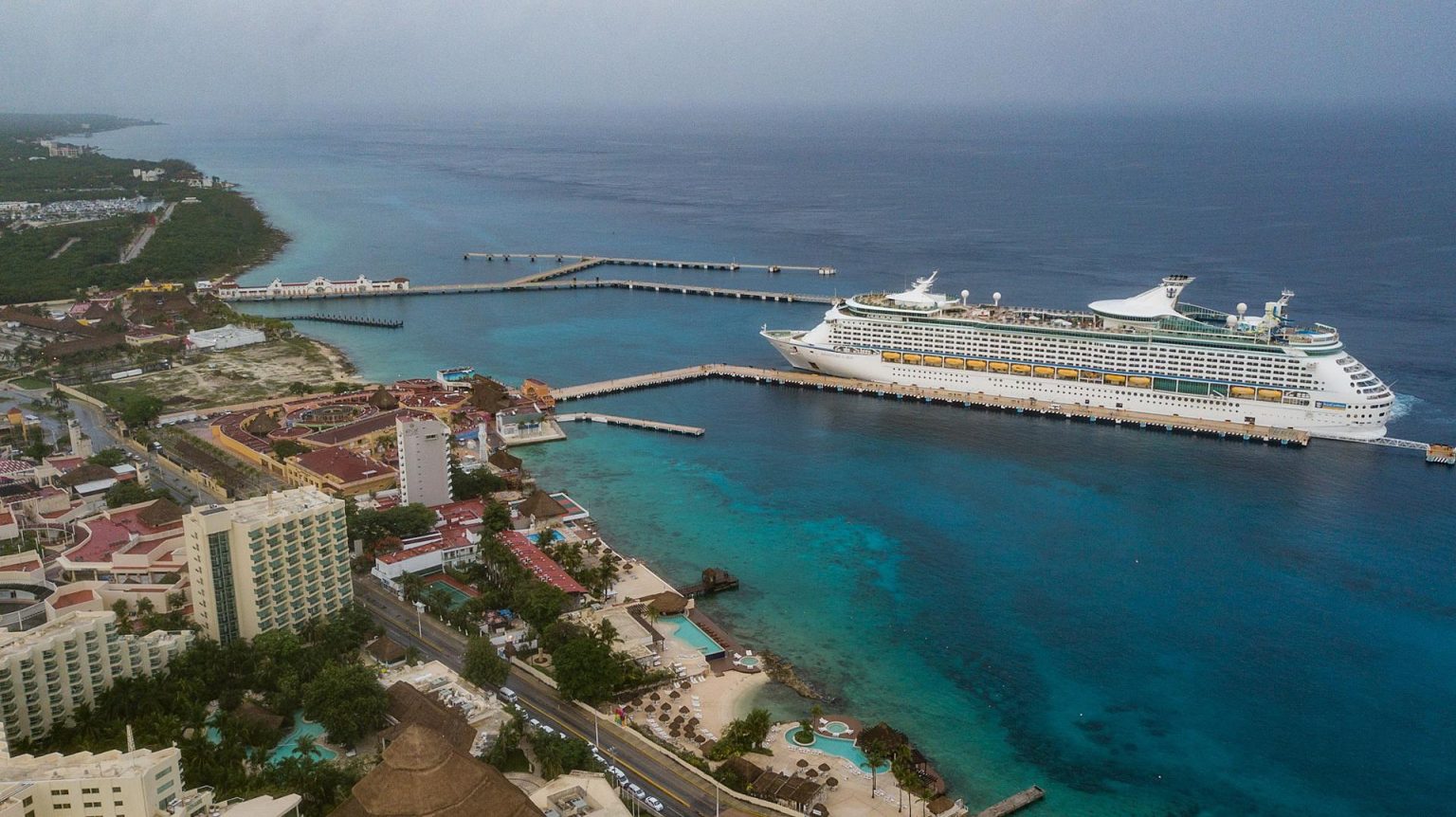 Fotografía de archivo tomada con dron que muestra el crucero Advendure of the Seas, a su llegada a la isla de Cozumel en Quintana Roo (México). EFE/Heyder Castillo