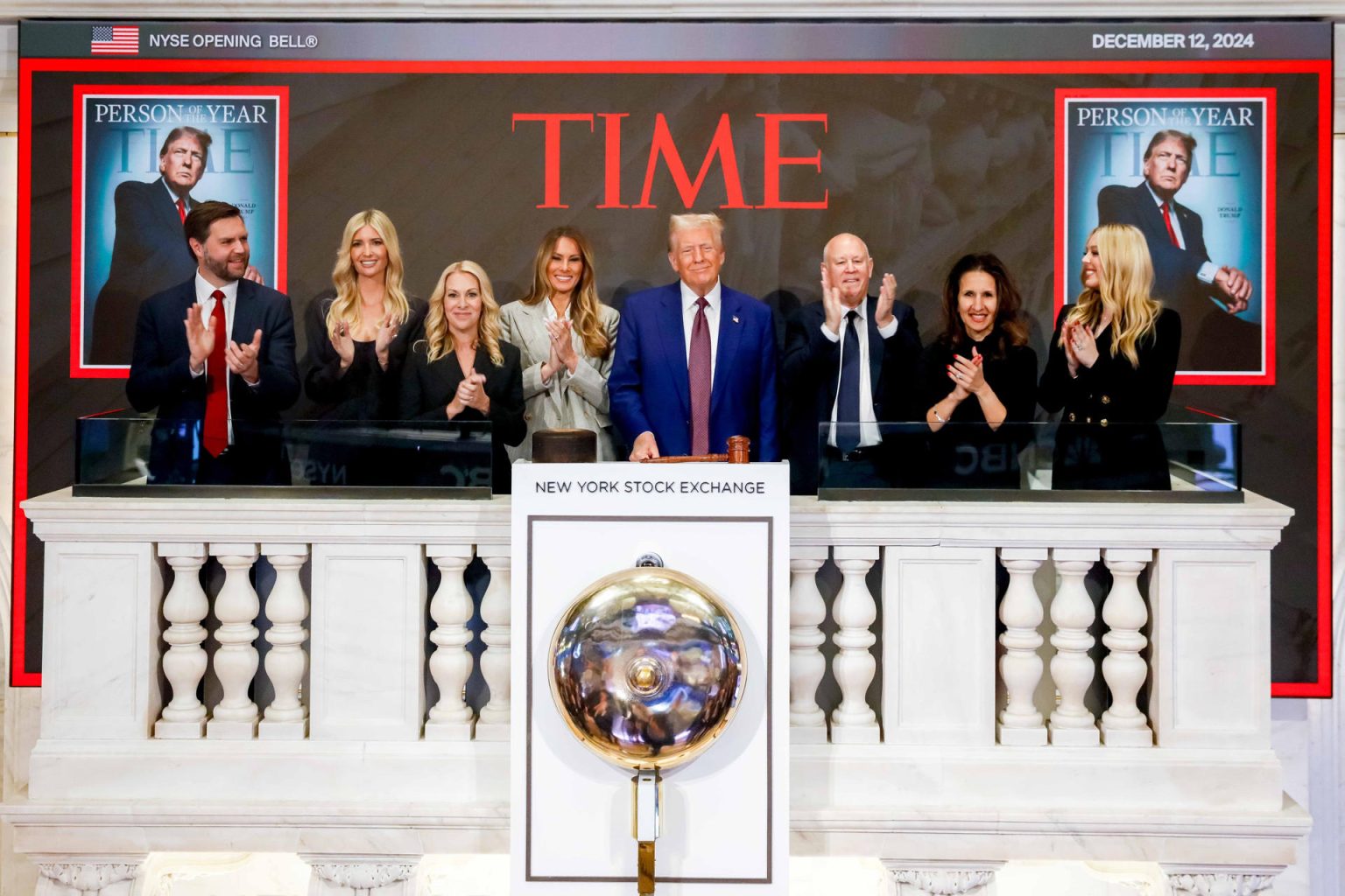 Fotografía tomada de la cuenta en X de la Bolsa de Valores de Nueva York (NYSE) del presidente electo de los Estados Unidos, Donald Trump (c), en la apertura de la bolsa este jueves, en Nueva York (EE.UU.). EFE/ New York Stock Exchange /SOLO USO EDITORIAL/ SOLO DISPONIBLE PARA ILUSTRAR LA NOTICIA QUE ACOMPAÑA (CRÉDITO OBLIGATORIO)