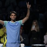 El tenista español Carlos Alcaraz saluda en un partido de la Garden Cup, en el Madison Square Garden de Nueva York (Estados Unidos). Imagen de archivo. EFE/ Ángel Colmenares