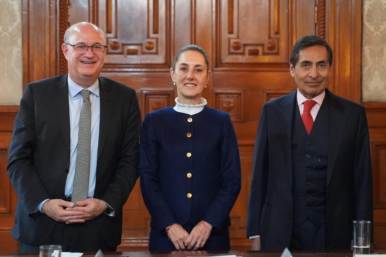 Fotografía cedida este martes por la presidencia de México, de la presidenta de México, Claudia Sheinbaum (d) acompañada del Secretario de Hacienda Rogelio Ramírez de la O (d) y del presidente del Banco Interamericano de Desarrollo, Ilan Goldfajn (i), durante una reunión en Palacio Nacional de la Ciudad de México (México). EFE/Presidencia de México/SOLO USO EDITORIAL/SOLO DISPONIBLE PARA ILUSTRAR LA NOTICIA QUE ACOMPAÑA(CRÉDITO OBLIGATORIO)