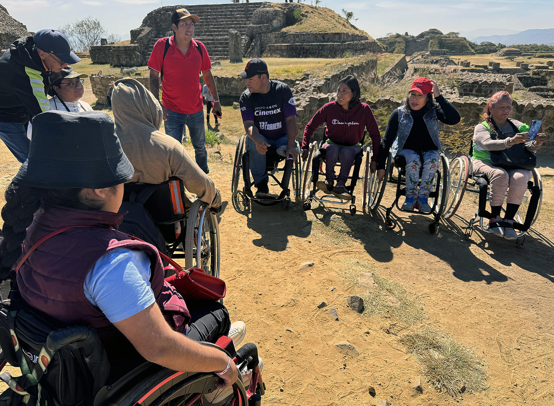 Personas con discapacidad motriz acuden a la zona arqueológica de Monte Albán, el 13 de diciembre de 2024, en la ciudad de Oaxaca (México). EFE/ Jesús Méndez
