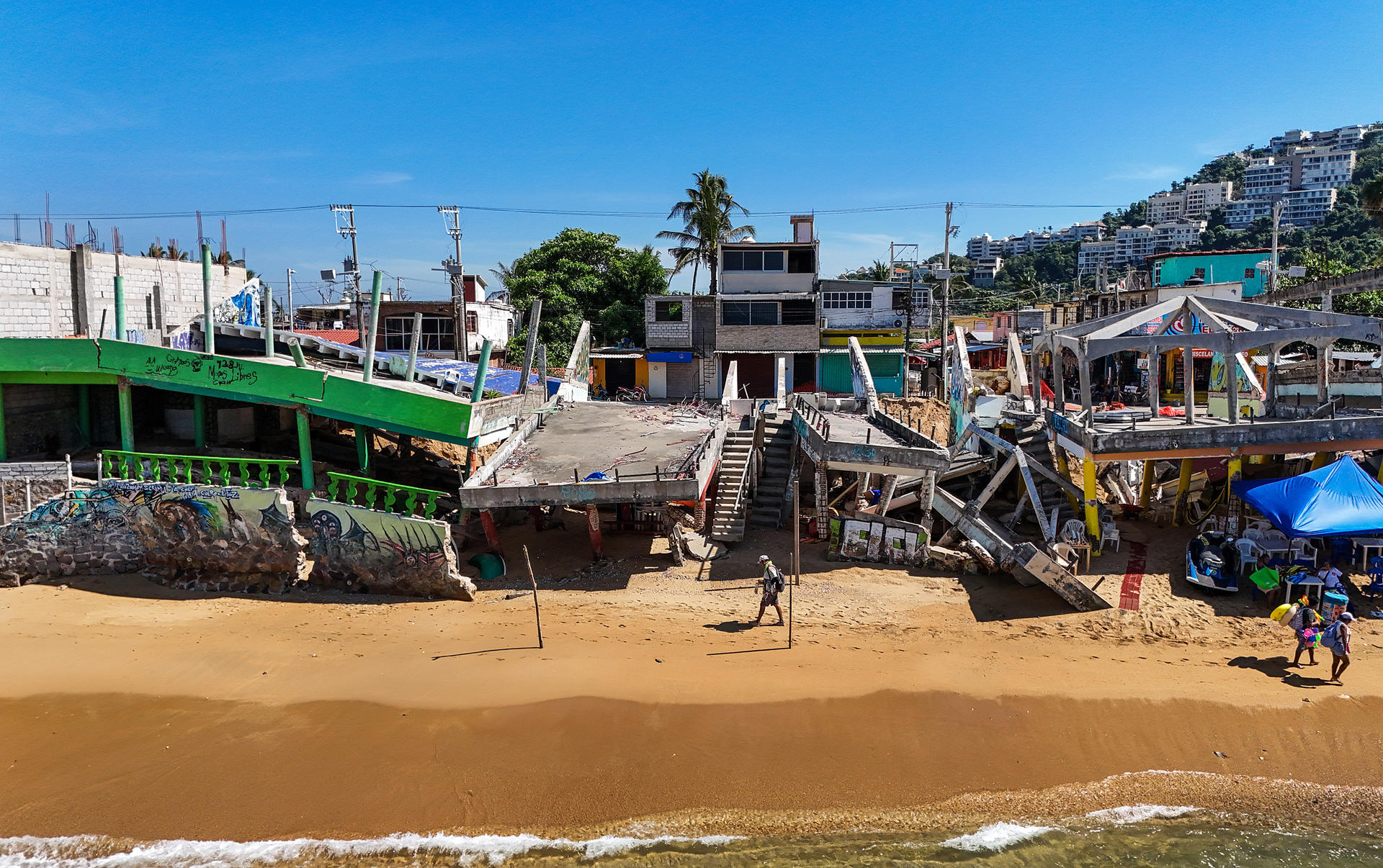 Fotografía aérea de este domingo de una zona afectada tras el paso de los huracanes John y Otis, en el balneario de Acapulco en Guerrero (México). EFE/ David Guzmán
