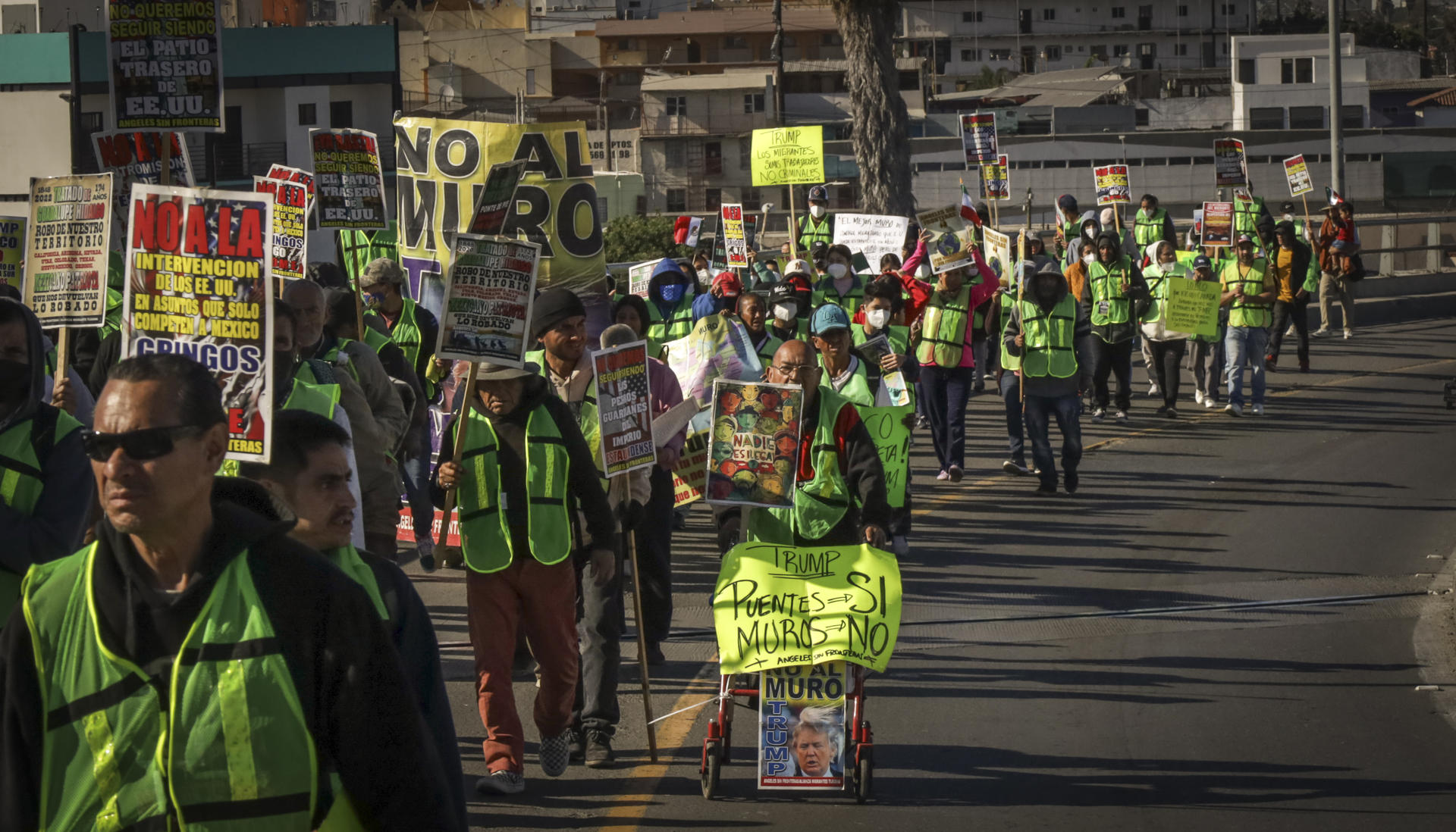 Un grupo de migrantes se manifiesta en el puerto Internacional de San Ysidro, en la ciudad fronteriza de Tijuana (México). EFE/ Joebeth Terriquez
