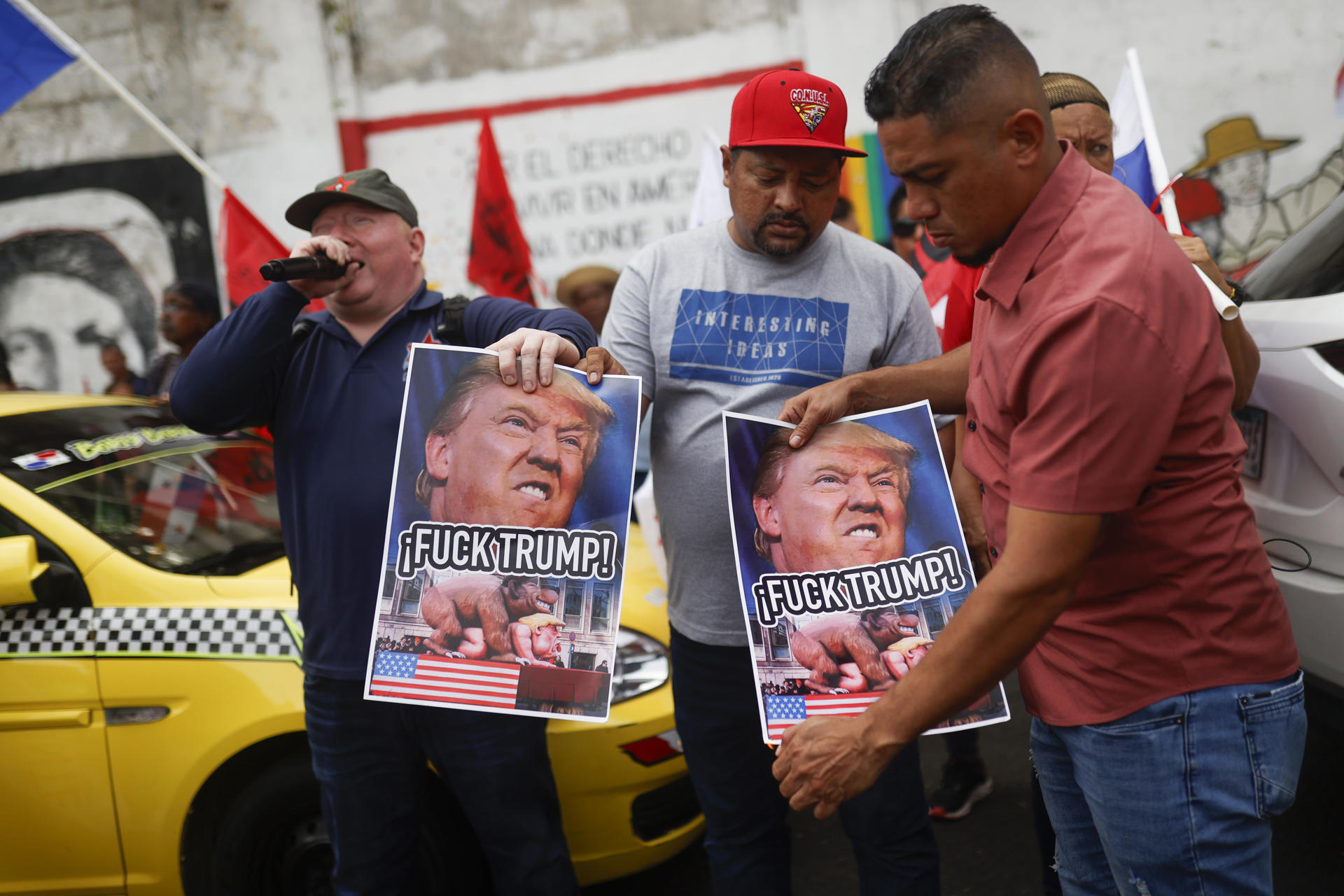 Integrantes del Sindicato Único Nacional de Trabajadores de la Industria de la Construcción y Similares (SUNTRACS) participan en una manifestación este lunes, en Ciudad de Panamá (Panamá). EFE/ Bienvenido Velasco
