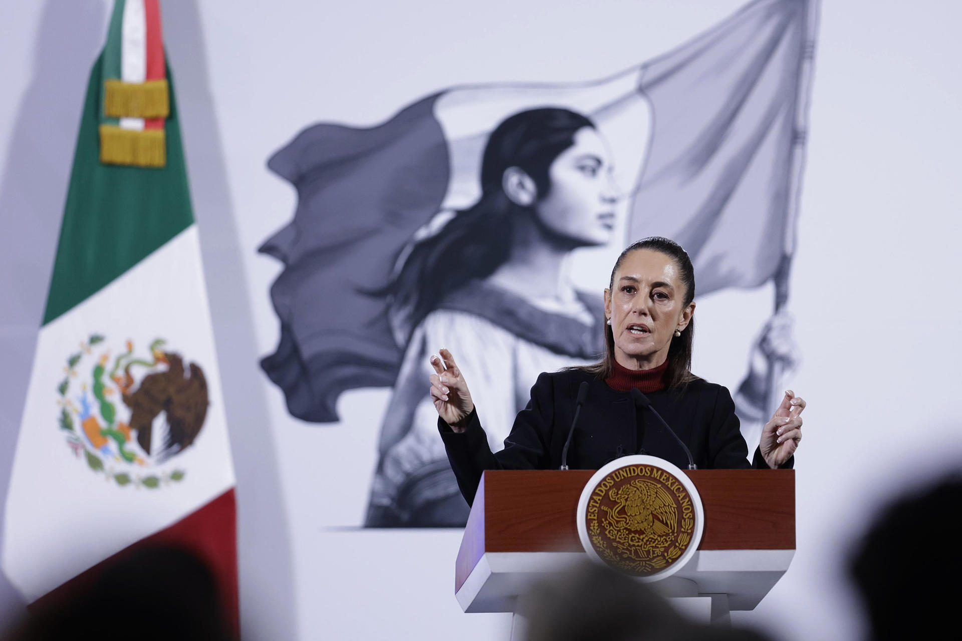 La presidenta de México, Claudia Sheinbaum, habla durante una rueda de prensa este lunes, en el Palacio Nacional de la Ciudad de México (México). EFE/Sáshenka Gutiérrez
