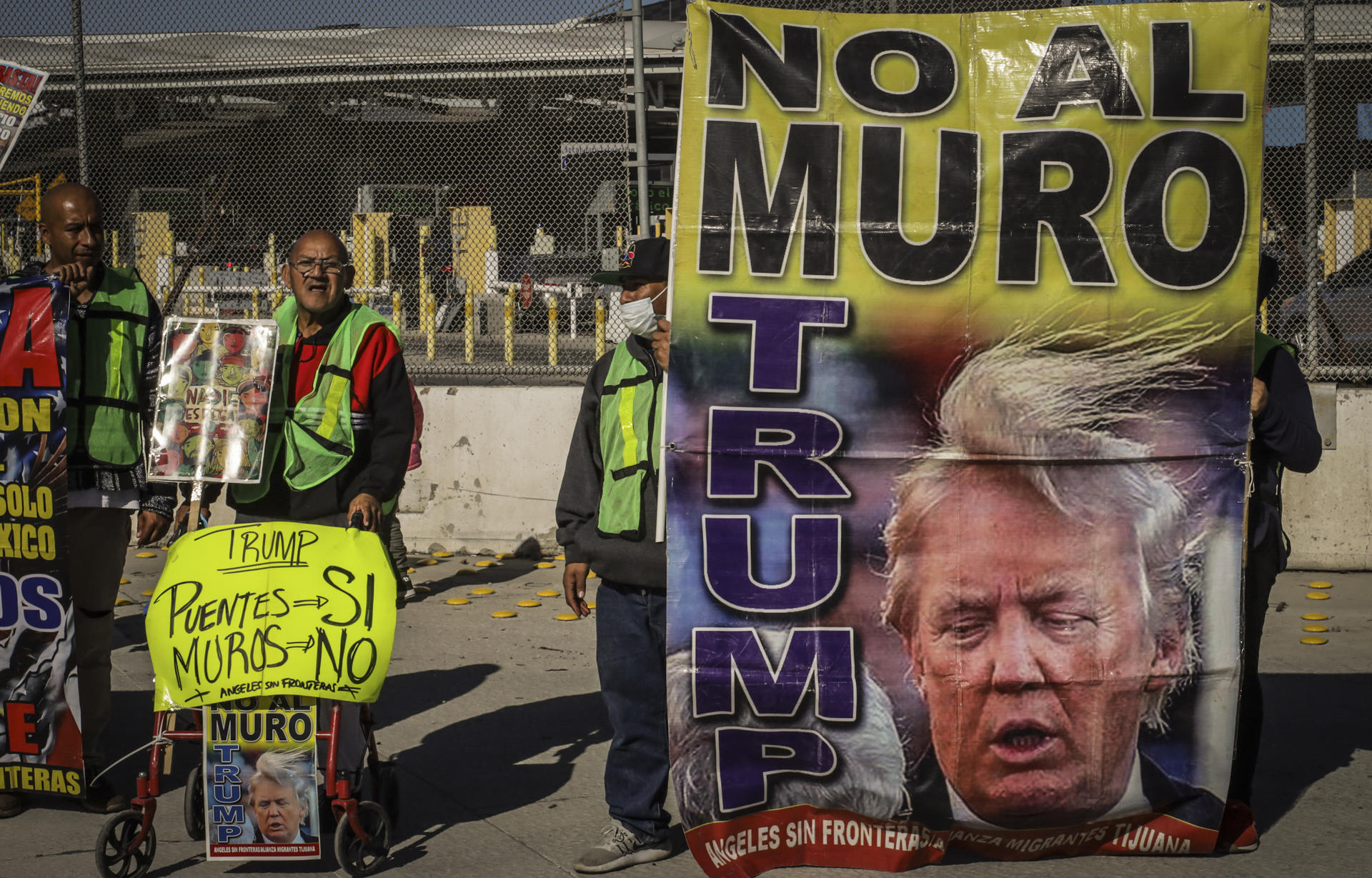 Un grupo de migrantes se manifiesta en el puerto Internacional de San Ysidro, en la ciudad fronteriza de Tijuana (México). EFE/ Joebeth Terriquez
