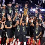 Los jugadores de Milwaukee Bucks, con Giannis Antetokounmpo a la cabeza (c) celebran este martes la conquista del torneo de la Copa NBA tras derrotar a Oklahoma City Thunder en Las Vegas (Nevada) EFE/EPA/RONDA CHURCHILL SHUTTERSTOCK