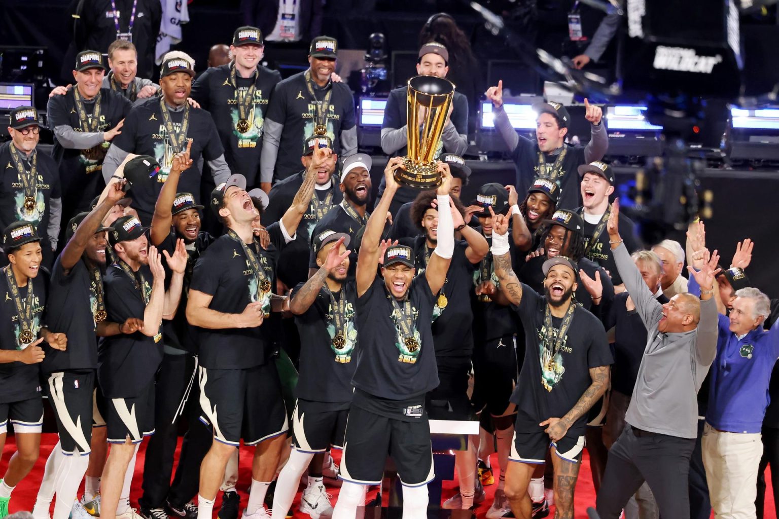 Los jugadores de Milwaukee Bucks, con Giannis Antetokounmpo a la cabeza (c) celebran este martes la conquista del torneo de la Copa NBA tras derrotar a Oklahoma City Thunder en Las Vegas (Nevada) EFE/EPA/RONDA CHURCHILL SHUTTERSTOCK