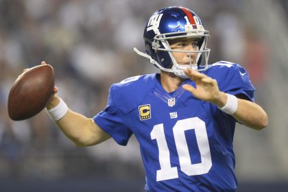 Fotografía de archivo, tomada en septiembre de 2013, en la que se registró al entonces mariscal de campo de los New York Giants, Eli Manning, durante un partido de la NFL, contra los Dallas Cowboys, en el estadio AT&T de Arlington (Texas, EE.UU.. EFE/Larry W. Smith