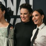 Fotografía de archivo de la directora de cine Coralie Fargeat (C) junto a Margaret Qualley (i) y Demi Moore en la alfombra roja de la película 'The Substance'. EFE/EPA/EDUARDO LIMA