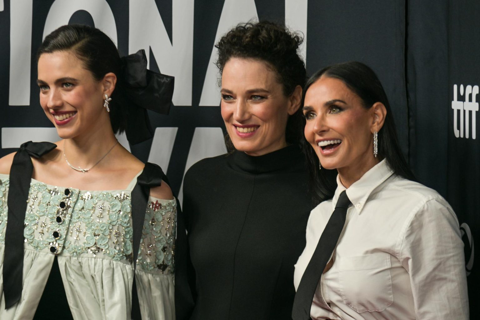 Fotografía de archivo de la directora de cine Coralie Fargeat (C) junto a Margaret Qualley (i) y Demi Moore en la alfombra roja de la película 'The Substance'. EFE/EPA/EDUARDO LIMA