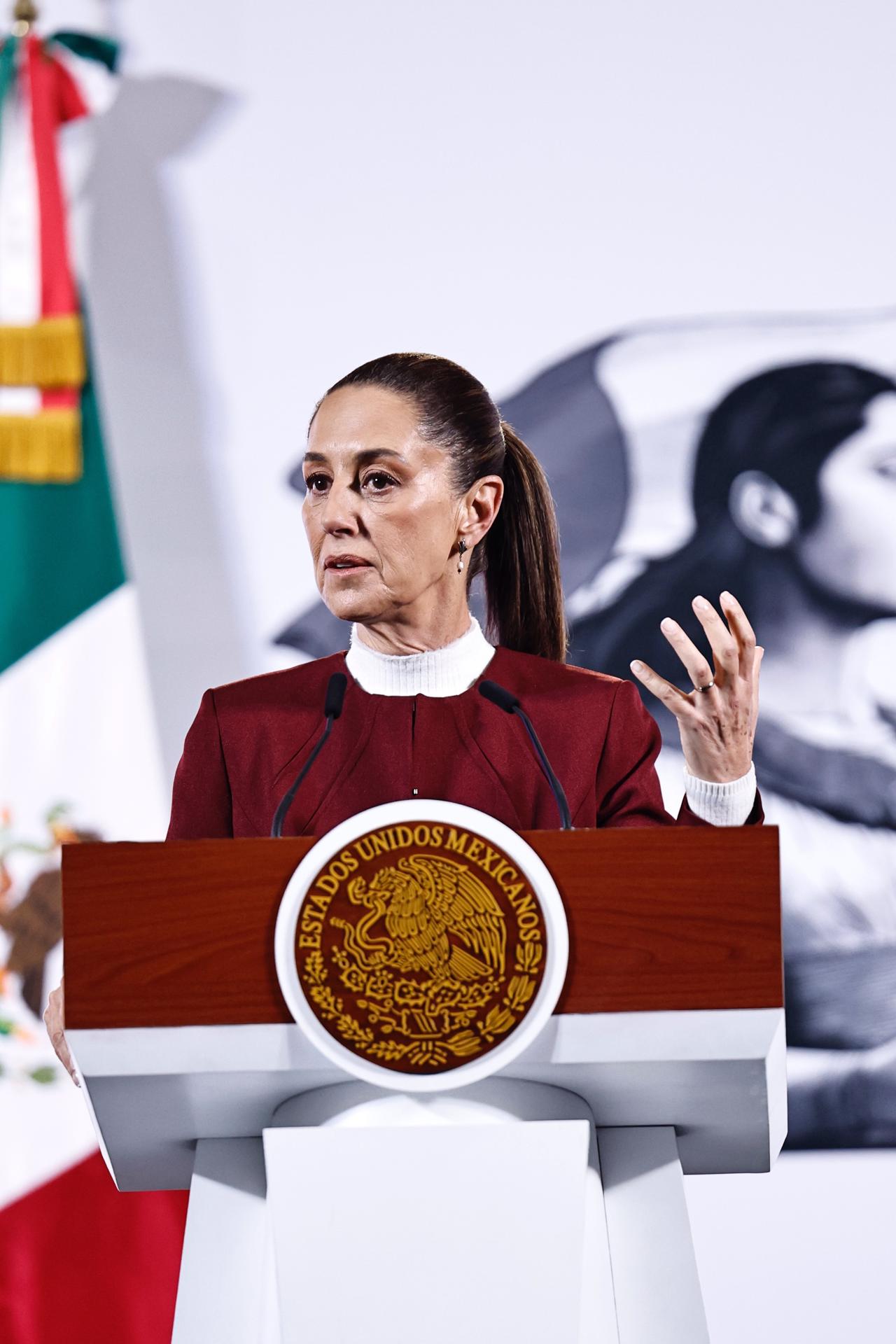 La presidenta de México, Claudia Sheinbaum, habla durante una rueda de prensa este miércoles, en Palacio Nacional en Ciudad de México (México). EFE/Sáshenka Gutiérrez
