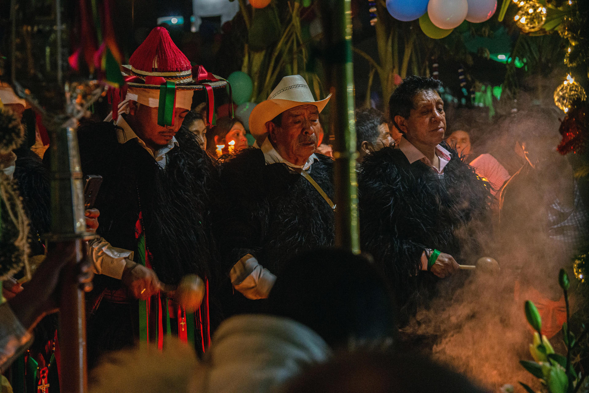 Indígenas tzotziles se preparan este martes para celebrar la navidad, en San Juan Chamula, estado de Chiapas (México). EFE/ Carlos López
