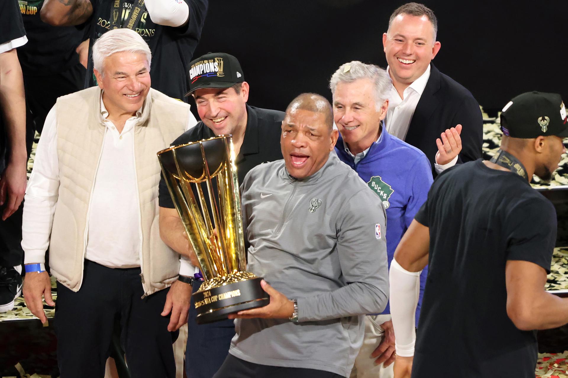 El entrenador de Milwaukee Bucks, Doc Rivers, afirmó este martes que su equipo puede ganar a cualquiera, tras conquistar la NBA Cup en Las Vegas. EFE/EPA/RONDA CHURCHILL SHUTTERSTOCK
