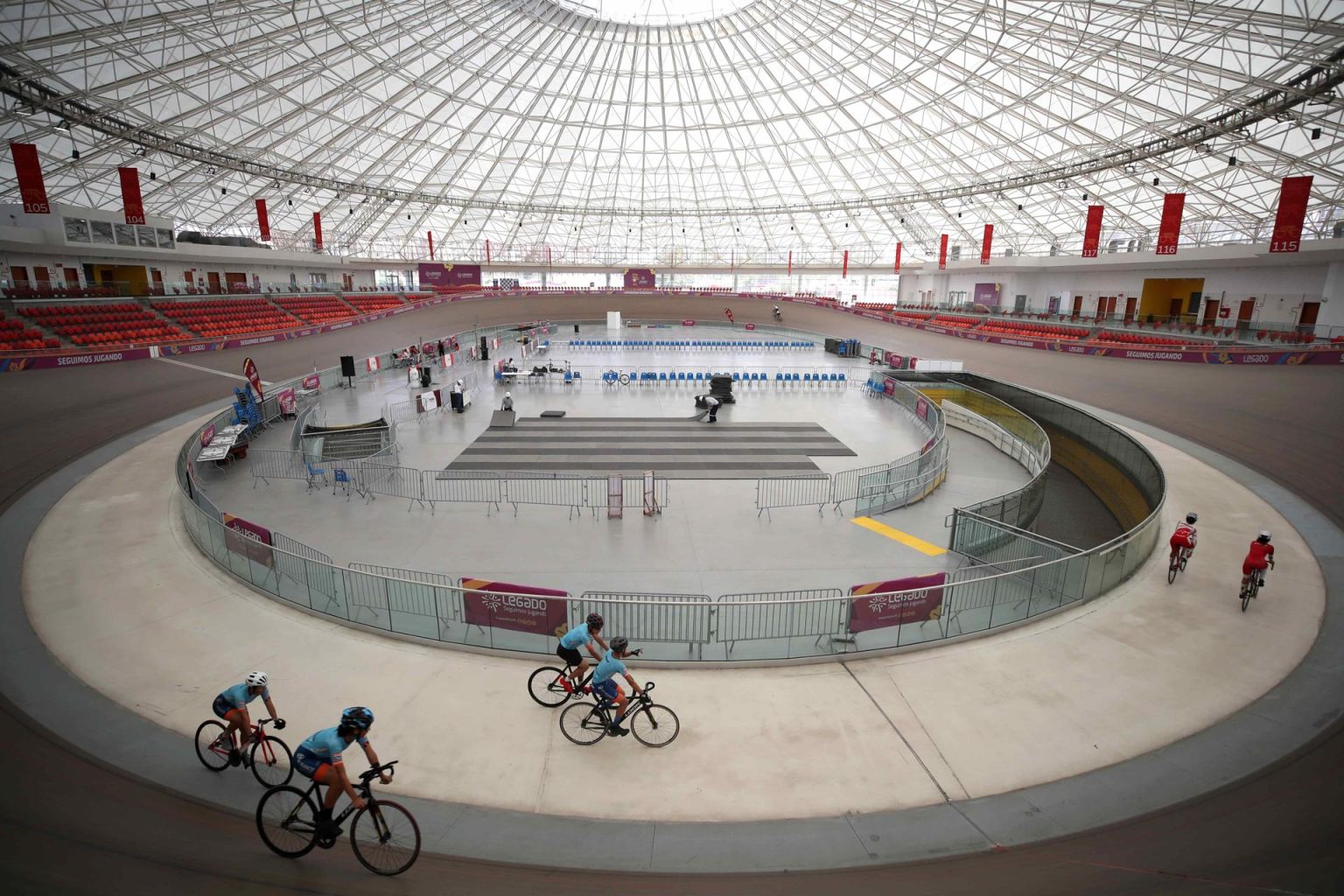 Fotografía de archivo, tomada el pasado 14 de marzo, en la que se registró una vista panorámica general del interior del velódromo de la Villa Deportiva Nacional (Videna), en Lima (Perú). EFE/Paolo Aguilar