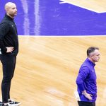 El entrenador de los Brooklyn Nets, Jordi Fernández (i), y Darko Rajakovic de Toronto Raptors asisten este jueves a un partido en el Scotiabank Arena, en Toronto (Canadá). EFE/ Julio César Rivas