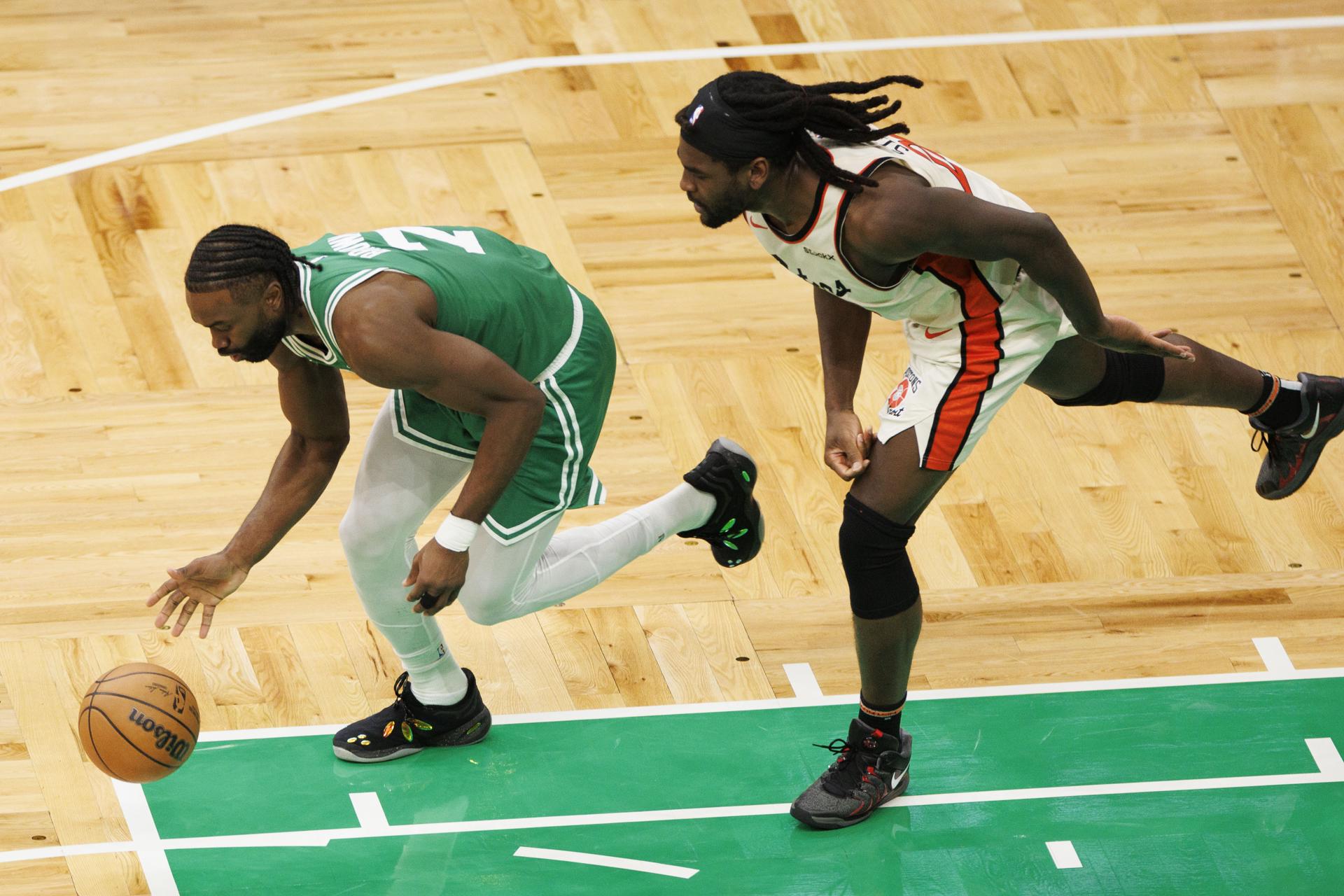 El escolta de Celtics, Jaylen Brown (i), roba el balón al pívot de los Pistons, Isaiah Stewart, durante el juego que ganaron este miércoles los de Boston por 130-120. EFE/EPA/CJ GUNTHER SHUTTERSTOCK
