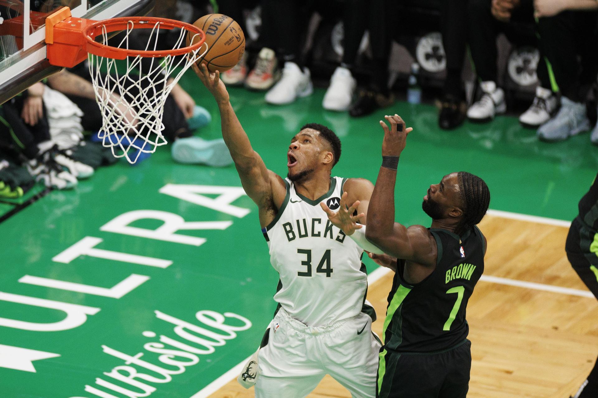 El ala-pívot de los Milwaukee Bucks, Giannis Antetokounmpo (i), lanza a canasta, pese a la marca del escolta Jaylen Brown (d) durante el partido que ganaron este vienes los Celtics de Boston por 111-105. EFE/EPA/CJ GUNTHER SHUTTERSTOCK
