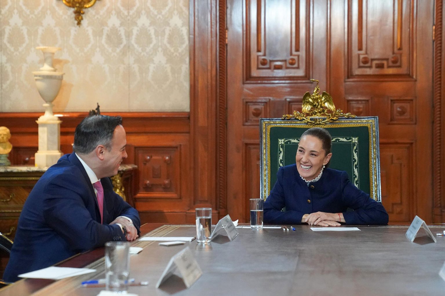 Fotografía cedida por la Presidencia de México, de la presidenta de México, Claudia Sheinbaum (d) acompañada del director general de la calificadora de riesgo Standard & Poor’s (S&P) Global Ratings, Roberto Sifón-Arévalo, durante una reunión en Palacio Nacional en Ciudad de México (México). EFE/ Presidencia de México /SOLO USO EDITORIAL NO VENTAS/SOLO DISPONIBLE PARA ILUSTRAR LA NOTICIA QUE ACOMPAÑA(CRÉDITO OBLIGATORIO)