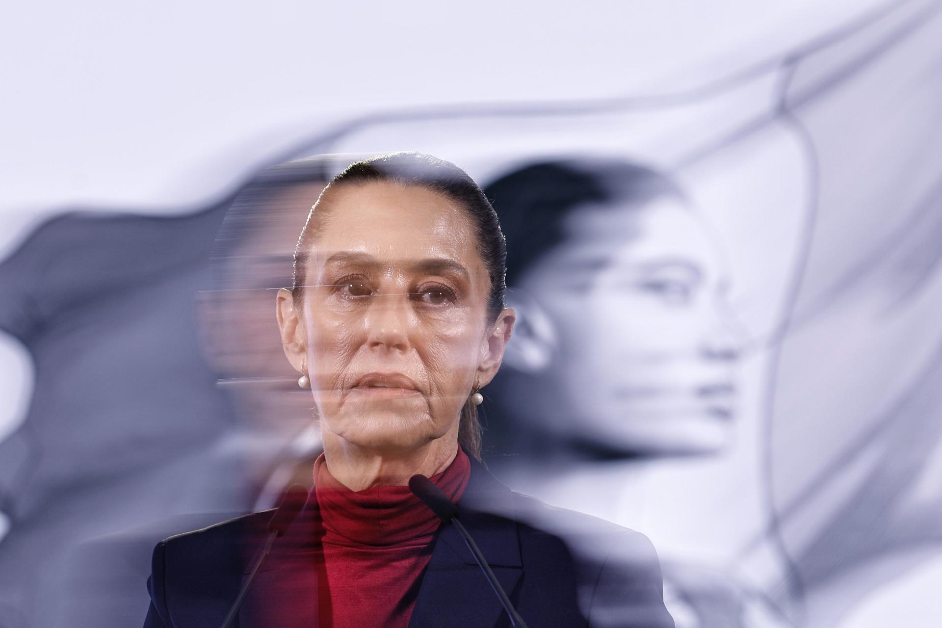 La presidenta de México, Claudia Sheinbaum participa durante su conferencia de prensa matutina este lunes en el Palacio Nacional de Ciudad de México (México). EFE/Sáshenka Gutiérrez
