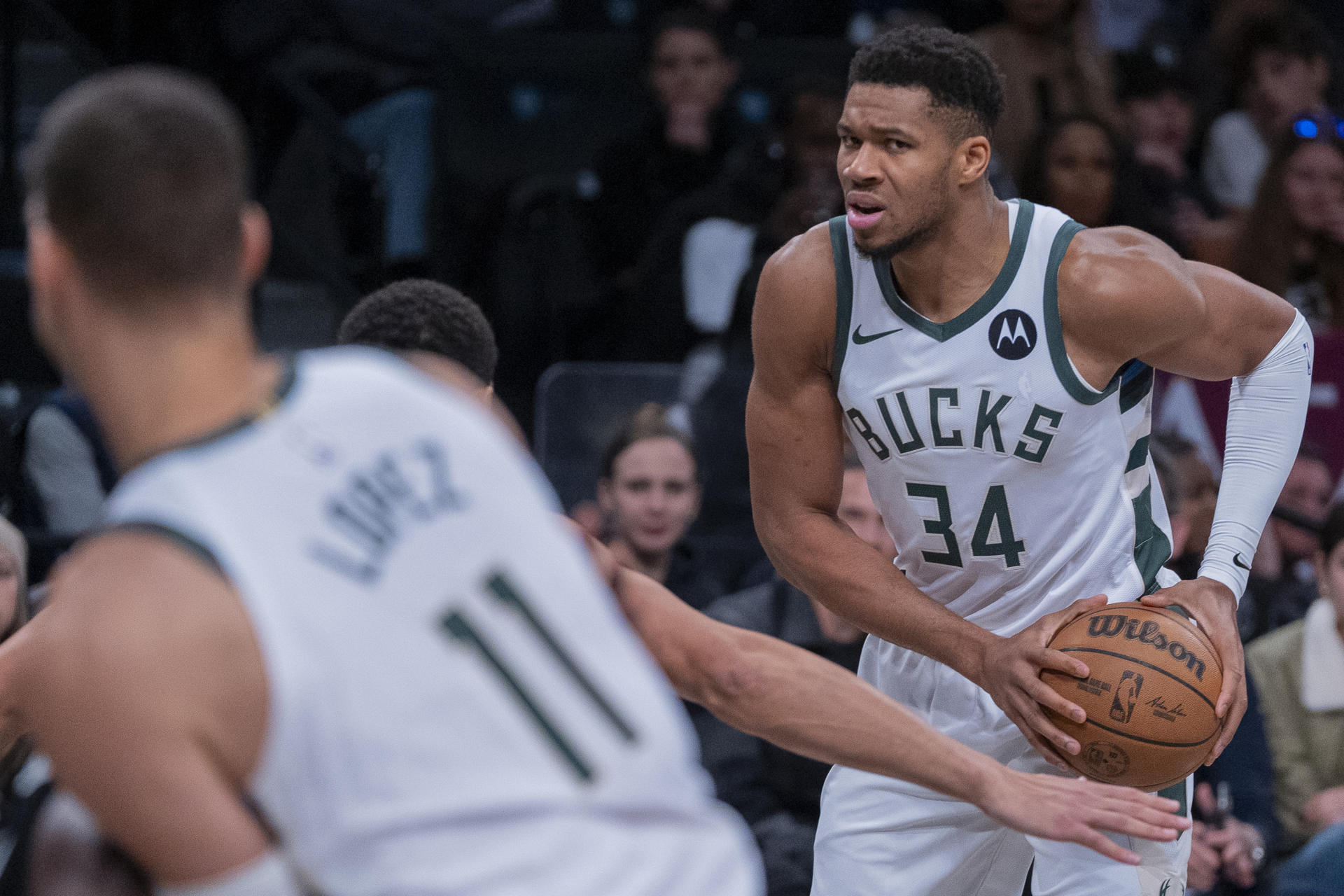 Fotografía de archivo, tomada el pasado 27 de octubre, en la que se registró a Giannis Antetokounmpo, alero estrella de los Bucks de Milwaukee, durante un partido de la NBA, contra los Nets de Brooklyn, en el coliseo Barclays Center de Nueva York (NY, EE.UU.). EFE/Ángel Colmenares
