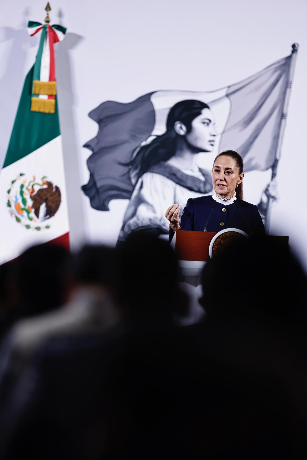 La presidenta de México, Claudia Sheinbaum, habla durante su rueda de prensa matutina en Palacio Nacional este martes, en Ciudad de México (México). EFE/ Sáshenka Gutiérrez
