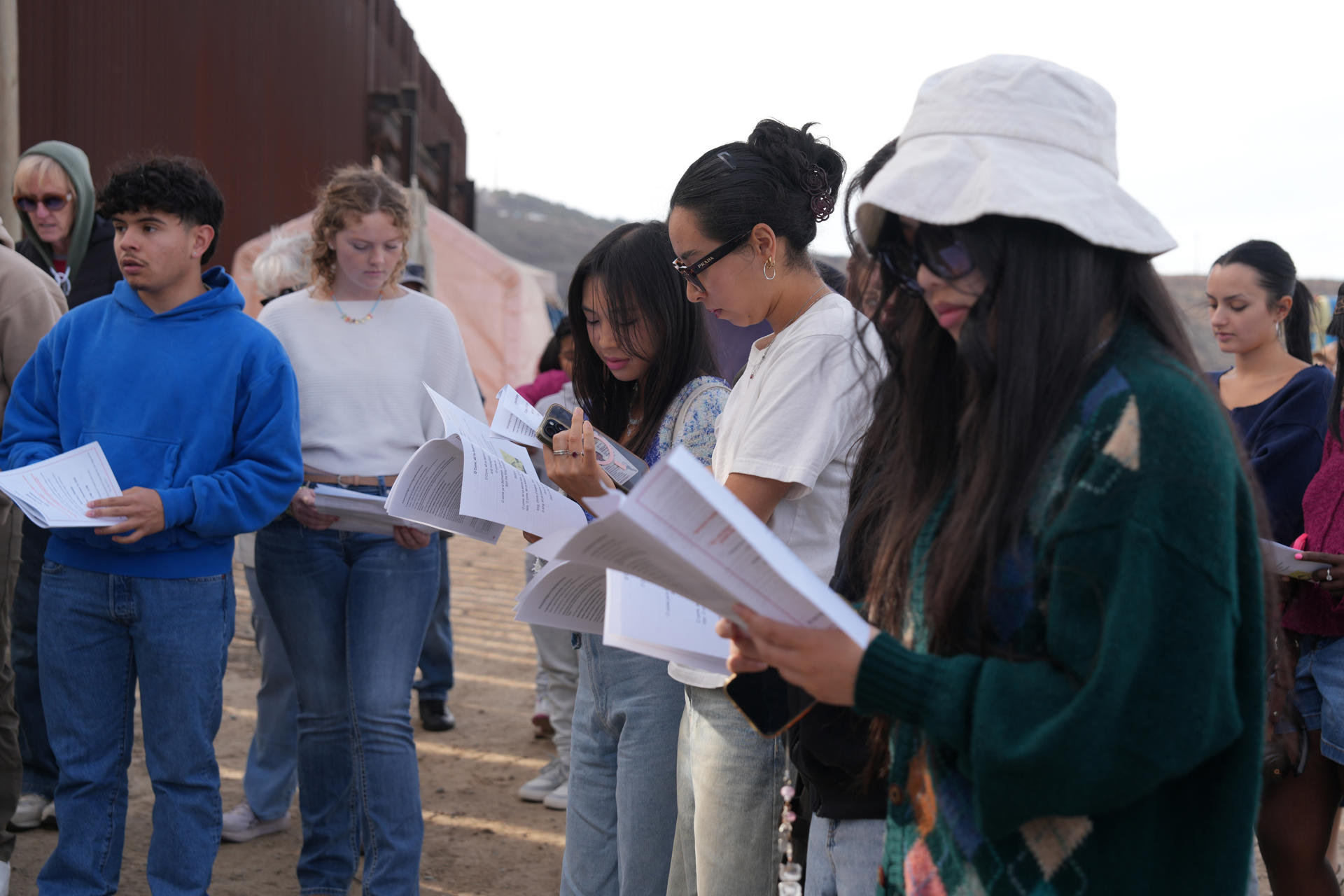 Líderes religiosos, activistas proinmigrantes y varias personas participan en la 'Posada sin Fronteras', la tradición de escenificar el viaje a Belén este sábado, en la frontera de San Ysidro, en San Diego, California (Estados Unidos). EFE/ Manuel Ocaño
