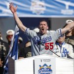 Fotografía de archivo, tomada el pasado 1 de noviembre, en la que se registró al lanzador Walker Buehler (c-d), durante la celebración de los Dodgers luego de ganar la Serie Mundial de la MLB, en el Dodger Stadium de Los Ángeles (CA, EE.UU.). EFE/Caroline Brehman