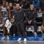 El entrenador de Brooklyn Nets, Jordi Fernández (c) da instruccciones durante el juego de la NBA entre Brooklyn Nets y San Antonio Spurs en el Barclays Center de Nueva York (Estados Unidos). EFE/ Ángel Colmenares