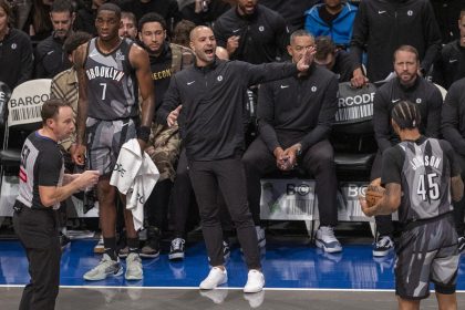 El entrenador de Brooklyn Nets, Jordi Fernández (c) da instruccciones durante el juego de la NBA entre Brooklyn Nets y San Antonio Spurs en el Barclays Center de Nueva York (Estados Unidos). EFE/ Ángel Colmenares