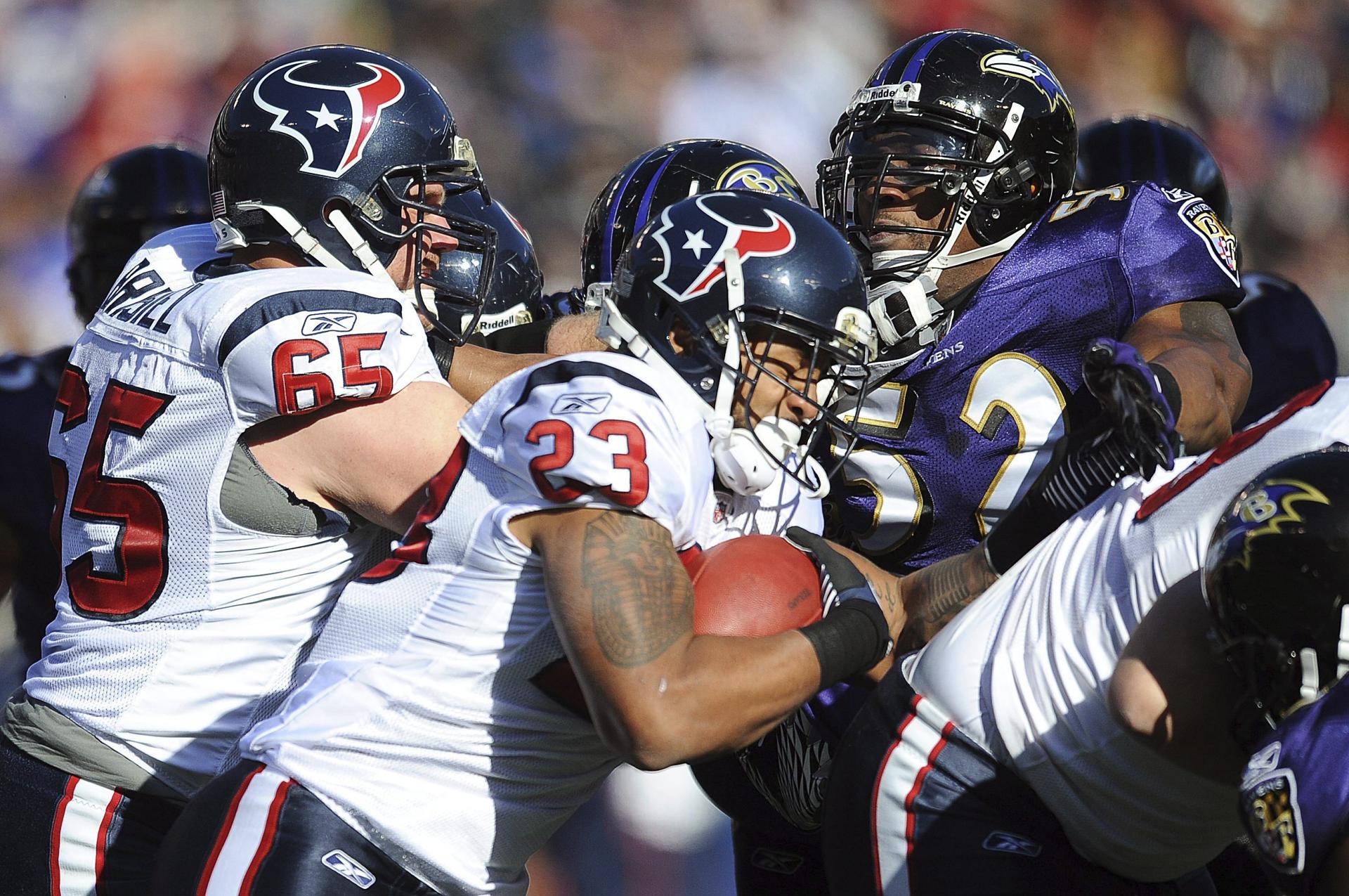 Fotografía de archivo en la que se registró la disputa de un balón entre jugadores de los Houston Texans y los Baltimore Ravens, durante un partido de la NFL, en Baltimore (Maryland, EE.UU.). EFE/Shawn Thew
