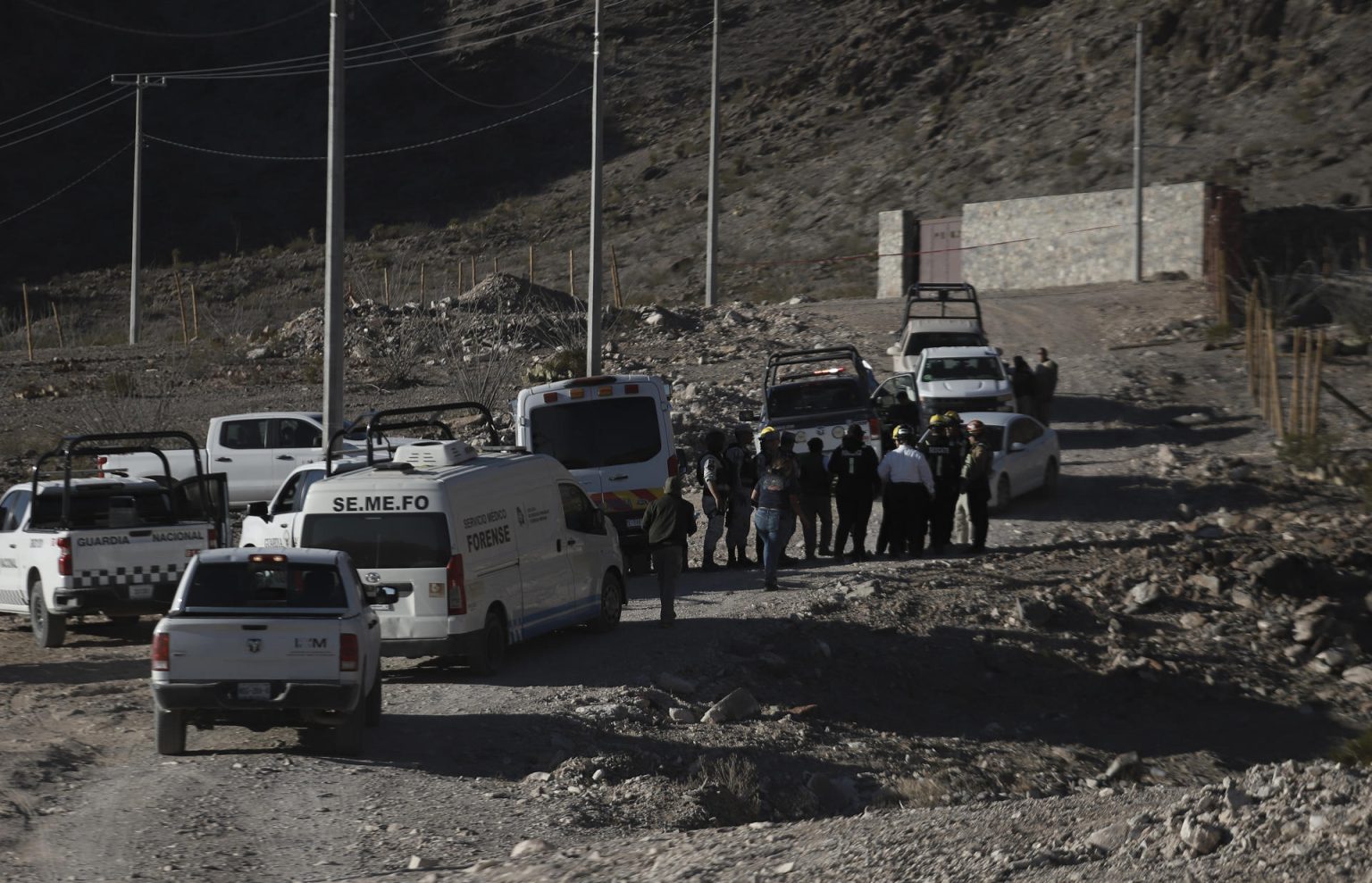 Agentes de la Guardia Nacional, policía estatal y peritos investigan la zona donde fue encontrado el cuerpo de un agente del Instituto Nacional de Migración de México (INM), este lunes en Ciudad Juárez (México). EFE/ Luis Torres